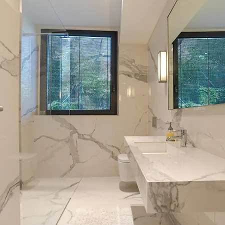 Apartamento Lakefront Private Parking And Pool