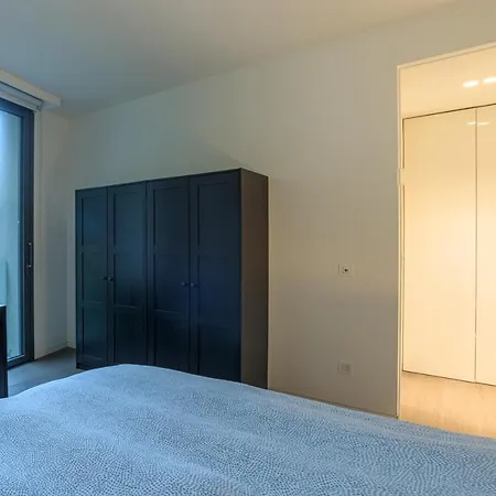 Appartement Lakefront Private Parking And Pool